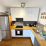 Bright 1 Bed Flat Near Cabot Circus