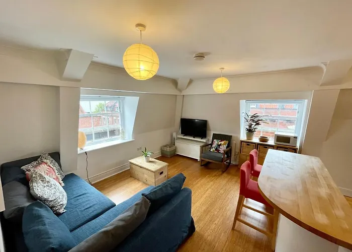 Bright 1 Bed Flat Near Cabot Circus